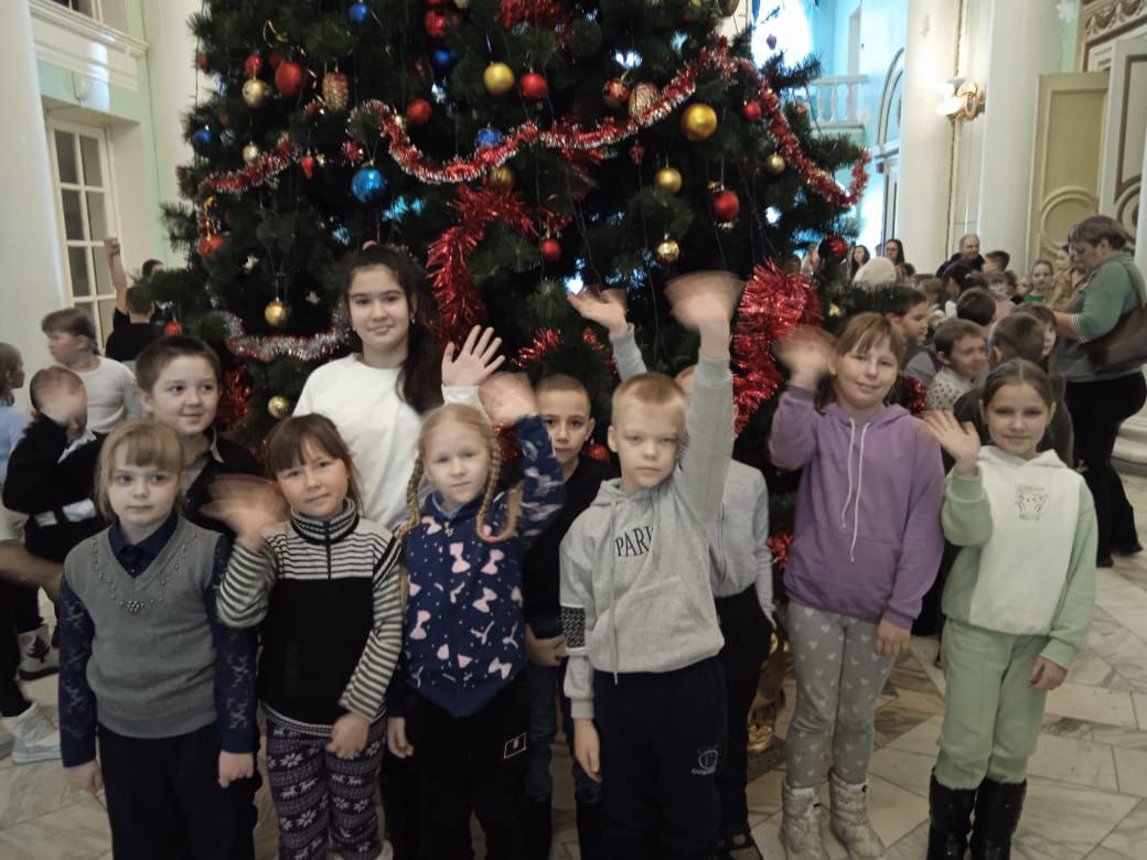 Учащиеся 1-4 классов  посетили новогодние представления в г. Бийске.